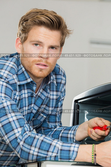 fixing an oven toaster. Стоковое фото, агентство Ingram Publishing / Фотобанк Лори