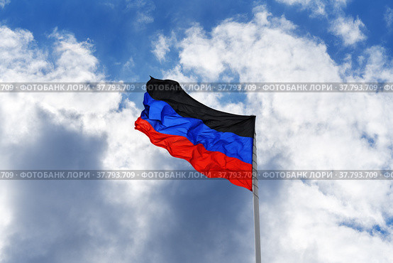Flag of the self-proclaimed Donets People's Republic (DPR or DNR) (2022 год). Стоковое фото, фотограф Роман Самохин / Фотобанк Лори