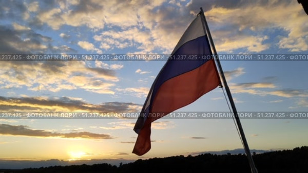 Флаг России на фоне реки Оки на закате. Облака. Стоковое видео, видеограф Мария Сергеева / Фотобанк Лори
