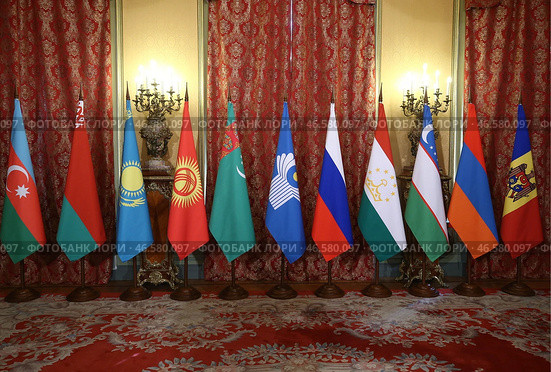 Флаги Азербайджанской Республики, Республики Беларусь, Республики Казахстан, Кыргызской Республики, Туркменистана, Содружества Независимых Государств, Российской Федерации, Республики Таджикистан, Республики Узбекистан, Республики Армения и Республики Молдова (слева направо) (2019 год). Стоковое фото, фотограф Валерий Шарифулин / ТАСС / Фотобанк Лори