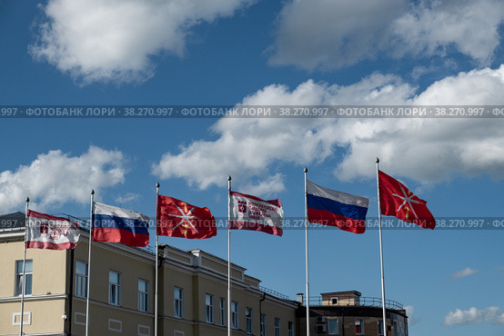 Флаги на территории Тульского оружейного завода..  День. Лето. Солнечно. (2022 год). Редакционное фото, фотограф Виктор Истомин / Фотобанк Лори