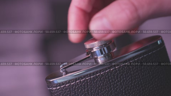 Flask for alcohol with metal glasses in a box. Стоковое видео, видеограф Потийко Сергей / Фотобанк Лори