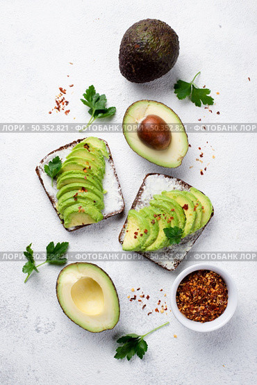 flat lay avocado toast breakfast with herbs spices. Стоковое фото, агентство Ingram Publishing / Фотобанк Лори