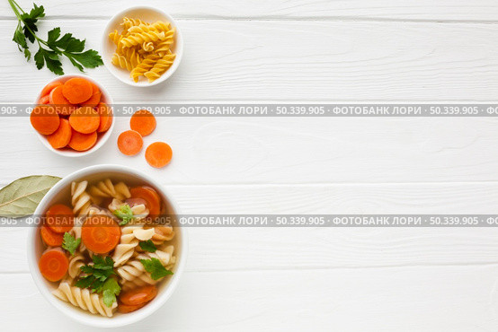flat lay broccoli carrots fusilli bowl with copy space. Стоковое фото, агентство Ingram Publishing / Фотобанк Лори