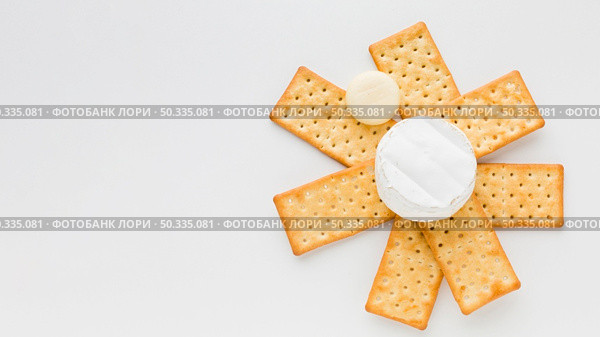 flat lay camembert crackers. Стоковое фото, агентство Ingram Publishing / Фотобанк Лори