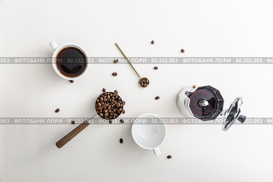 flat lay coffee cup with kettle empty mug. High resolution photo. flat lay coffee cup with kettle empty mug. High quality photo. Стоковое фото, агентство Ingram Publishing / Фотобанк Лори