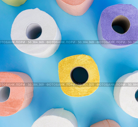 flat lay colorful toilet paper rolls. Стоковое фото, агентство Ingram Publishing / Фотобанк Лори
