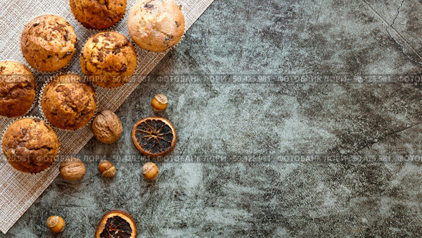 flat lay delicious cupcakes concept 2. Стоковое фото, агентство Ingram Publishing / Фотобанк Лори