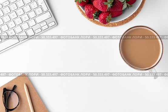 flat lay desk assortment with copy space (1) Стоковое фото, агентство Ingram Publishing / Фотобанк Лори