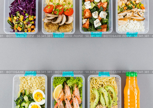 flat lay organized plastic food containers with meals. Стоковое фото, агентство Ingram Publishing / Фотобанк Лори