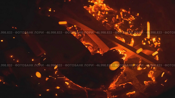Flickering lights of smoldering campfire in nature. Стоковое фото, фотограф David Kashakhi / Фотобанк Лори