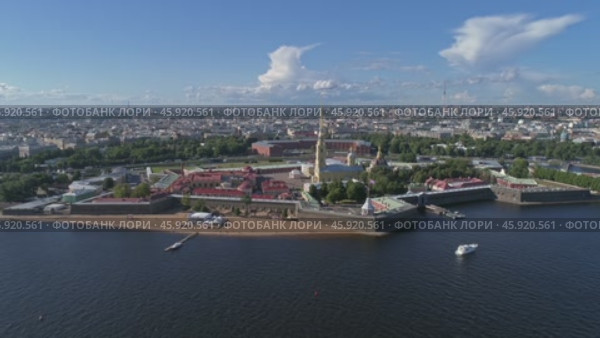Flight around the Peter and Paul Fortress, Russia (2018 год). Стоковое видео, видеограф Михаил Коханчиков / Фотобанк Лори
