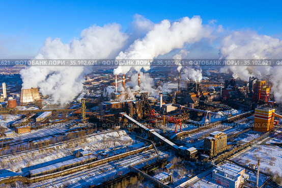 Flight over the metallurgical plant. Smoke and smog in the industrial zone. Environmental pollution concept (2020 год). Стоковое фото, фотограф Евгений Ткачёв / Фотобанк Лори