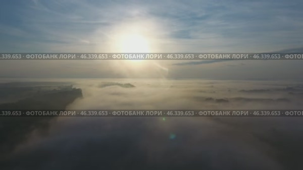 Flight over the river in the fog at dawn. Стоковое видео, видеограф Михаил Коханчиков / Фотобанк Лори