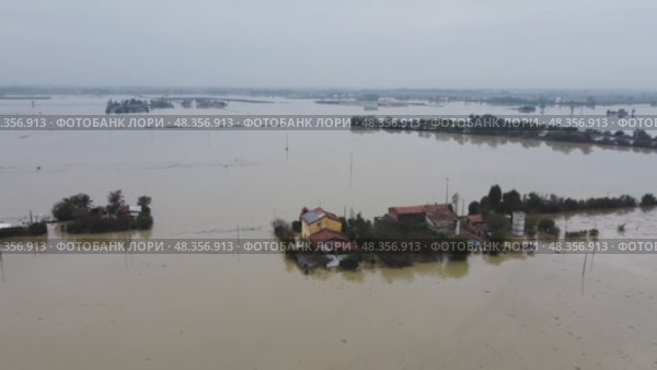 Flooding due to rain and the collapse of the Cadelbosco di Sotto dam, dike, Italiy. Стоковое видео, видеограф Jose Leonardo Marino Coronado / Фотобанк Лори
