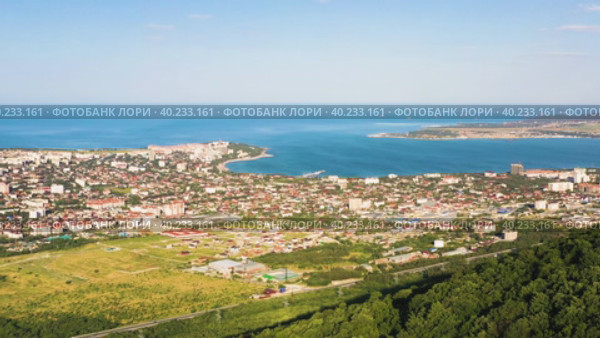 Flying Above Mountains Toward City On Black Sea Bay. Aerial View. Стоковое видео, видеограф Кирилл Трифонов / Фотобанк Лори