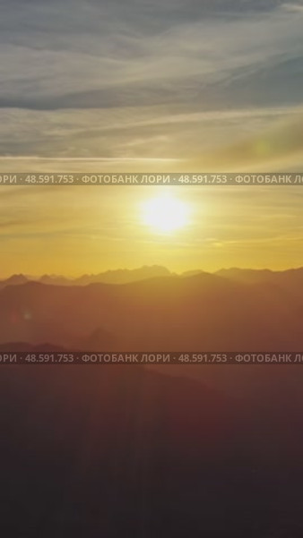 Flying over colorful foliage at sunset in mountains. Стоковое видео, видеограф Михаил Коханчиков / Фотобанк Лори