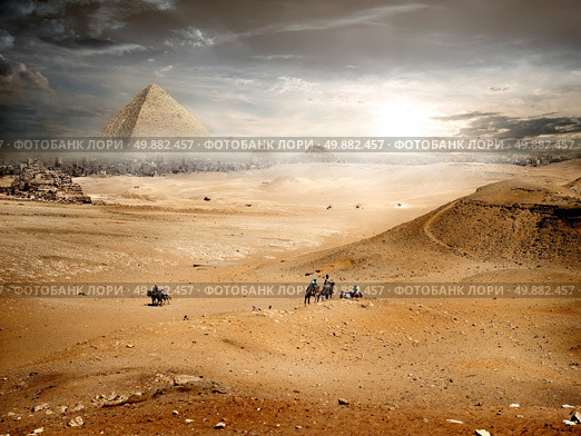 Fog and storm clouds over pyramid in desert. Стоковое фото, агентство Ingram Publishing / Фотобанк Лори