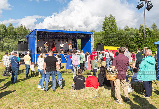 Folk rock group Skolot performs at the historical festival of culture and life "Slavic Coast" (2022 год). Редакционное фото, фотограф FotograFF / Фотобанк Лори