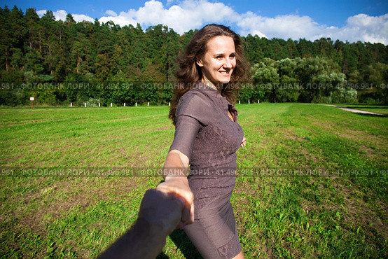 Follow me, Beautiful young woman holds the hand of a man. Стоковое фото, фотограф Андрей Аркуша / Фотобанк Лори