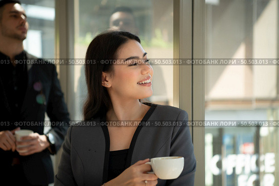 Following the meeting, the new generation of entrepreneurs takes a break. To unwind in the relaxation room with hot coffee to boost energy. Стоковое фото, агентство Ingram Publishing / Фотобанк Лори