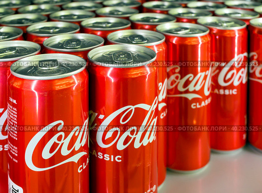 Фон из банок с напитком "Coca Cola" (2022 год). Редакционное фото, фотограф Вячеслав Палес / Фотобанк Лори