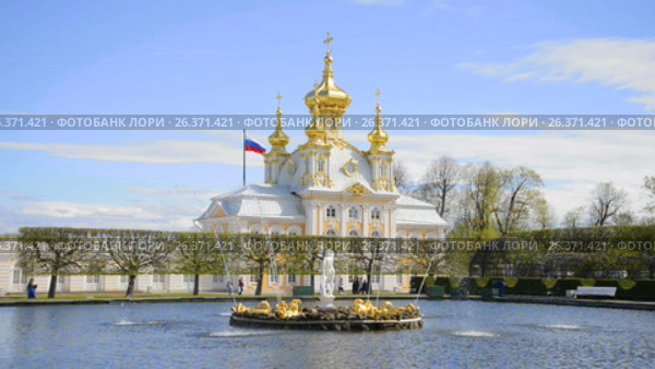 Фонтан "Аполлон" на фоне церкви Петра и Павла солнечным майским днем. Верхний парк Петергофа (2017 год). Редакционное видео, видеограф Виктор Карасев / Фотобанк Лори