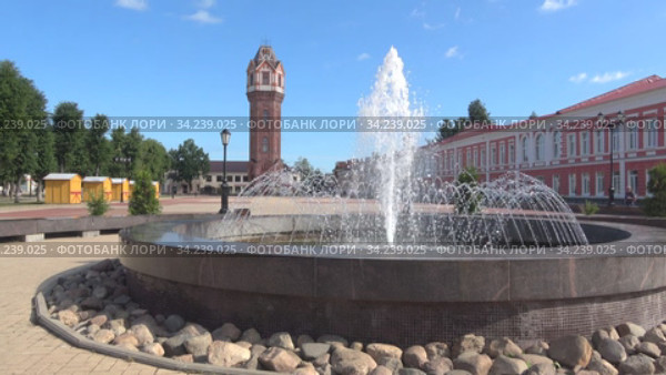 Фонтан на городской площади крупным планом солнечным июльским днем. Старая Русса, Россия (2020 год). Стоковое видео, видеограф Виктор Карасев / Фотобанк Лори