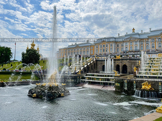 Фонтан "Самсон" и Большой дворец в Петергофе (2022 год). Редакционное фото, фотограф Ирина Курносова / Фотобанк Лори