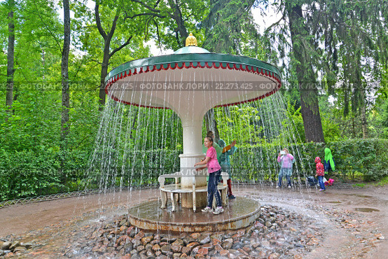 Фонтан-шутиха "Зонтик" в Нижнем парке. Петергоф (2015 год). Редакционное фото, фотограф Ирина Борсученко / Фотобанк Лори
