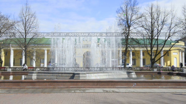 Фонтан у Гостинного двора в Кронштадте солнечным майским днем. Санкт-Петербург, Россия (2017 год). Редакционное видео, видеограф Виктор Карасев / Фотобанк Лори