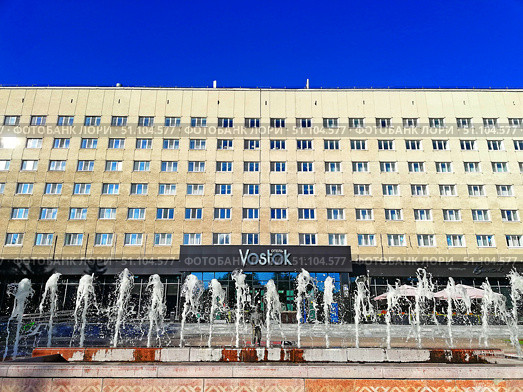 Фонтан у отеля "Восток" ("Vostok") на бульваре Гостеприимства в Тюмени. Редакционное фото, фотограф Ольга Дерябина / Фотобанк Лори