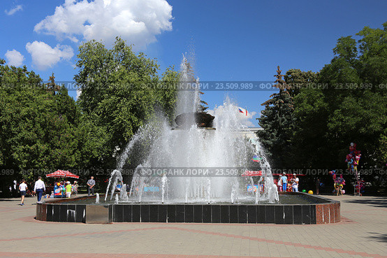 Фонтан в центральном парке Черкесска (2016 год). Редакционное фото, фотограф Алексей Гусев / Фотобанк Лори