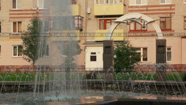 Фонтан в центре города Заводоуковск и арка с лебедями (2014 год). Стоковое видео, видеограф Иван Карпов / Фотобанк Лори