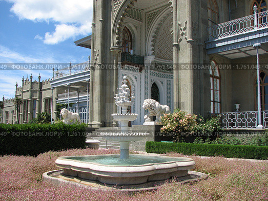 Фонтан. Южный фасад Воронцовского дворца. Крым (2010 год). Редакционное фото, фотограф Беляева Наталья / Фотобанк Лори