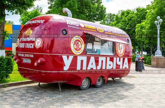 Food truck, mobile drink and snack van in a city park in summer (2022 год). Редакционное фото, фотограф FotograFF / Фотобанк Лори