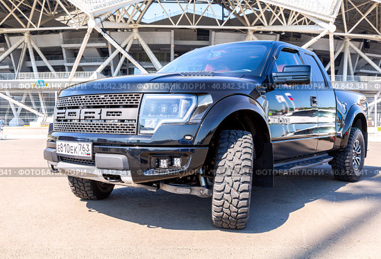 Ford F-150 Raptor vehicle with all terrain tires Nokian Tyres (2022 год). Редакционное фото, фотограф FotograFF / Фотобанк Лори