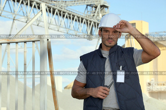 Foreman overseeing construction. Стоковое фото, агентство Ingram Publishing / Фотобанк Лори