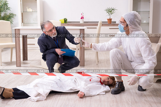 Forensic experts at the crime scene. Стоковое фото, фотограф Elnur / Фотобанк Лори