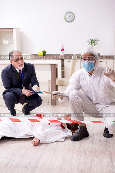 Forensic experts at the crime scene. Стоковое фото, фотограф Elnur / Фотобанк Лори