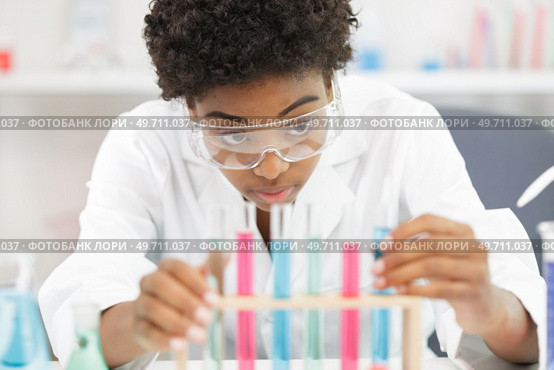 forensic science expert examining evidence. Стоковое фото, агентство Ingram Publishing / Фотобанк Лори