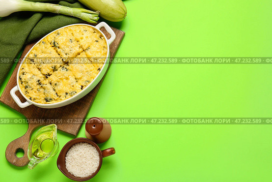 Форма для запекания с вкусной рисовой запеканкой на цветном фоне. Стоковое фото, фотограф Pixel_shot / Фотобанк Лори