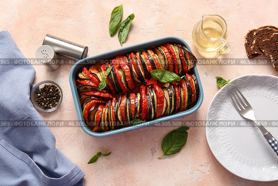 Форма для запекания вкусного рагу из овощей на бежевом фоне. Стоковое фото, фотограф Pixel_shot / Фотобанк Лори