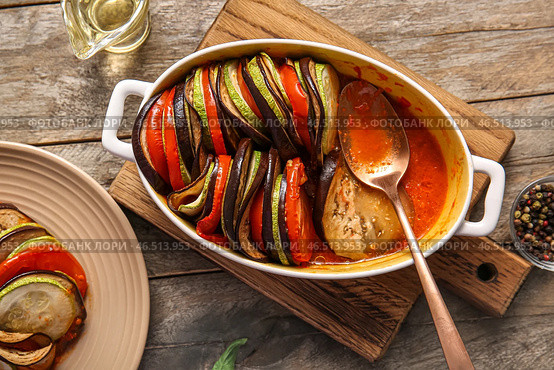 Форма для запекания вкусного рагу из овощей на деревянном фоне. Стоковое фото, фотограф Pixel_shot / Фотобанк Лори