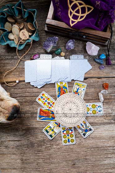Fortune telling on tarot cards, deck is placed in wheel figure, used Marseille Tarot deck by unknown artist published first in 1709. Fortune telling on tarot cards. Стоковое фото, агентство Ingram Publishing / Фотобанк Лори