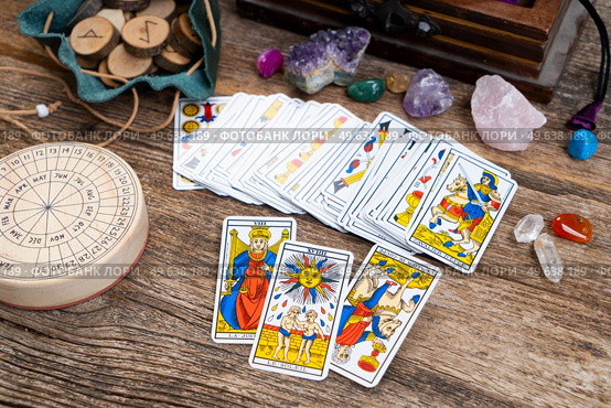 Fortune telling on tarot cards, used Marseille Tarot deck by unknown artist published first in 1709. Fortune telling on tarot cards. Стоковое фото, агентство Ingram Publishing / Фотобанк Лори