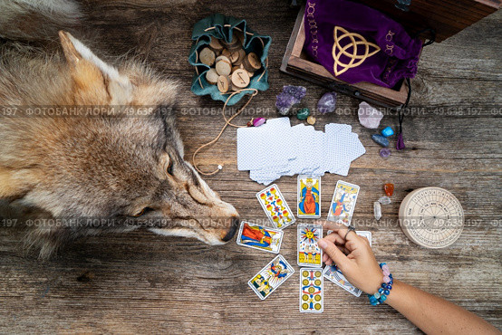 Fortune telling on tarot cards, witch hand is opening cards, used Marseille Tarot deck by unknown artist published first in 1709. Fortune telling on tarot cards. Стоковое фото, агентство Ingram Publishing / Фотобанк Лори