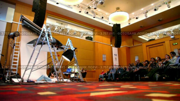 Фотограф фотографирует фотомодель сверху (2011 год). Редакционное видео, видеограф Losevsky Pavel / Фотобанк Лори