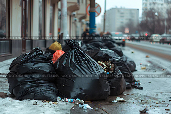 Фотография открытых черных мешков с мусором, лежащих на улицах города для вывоза на переработку. Стоковое AI-изображение, AI-художник Максим Коломыченко / Фотобанк Лори