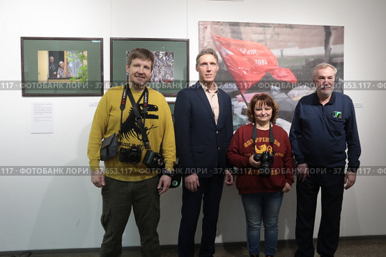 Фотографы на открытии выставки "Бессмертный полк" в Балашихинской картинной галерее (2022 год). Редакционное фото, фотограф Дмитрий Неумоин / Фотобанк Лори